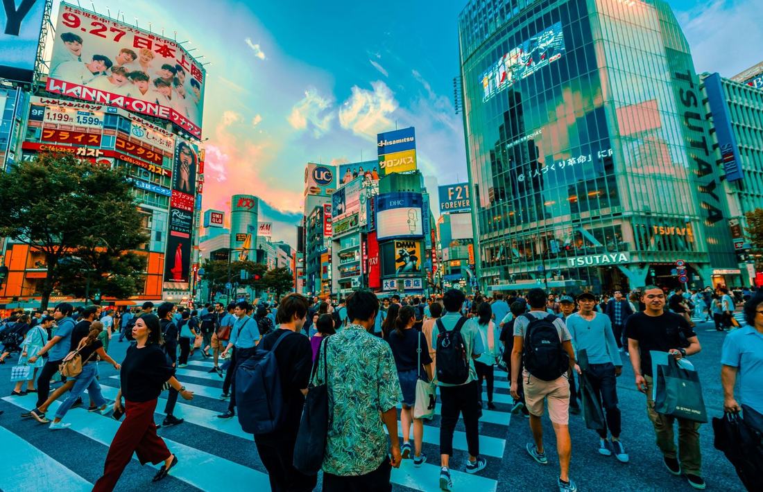 東京の街を行き交う人々